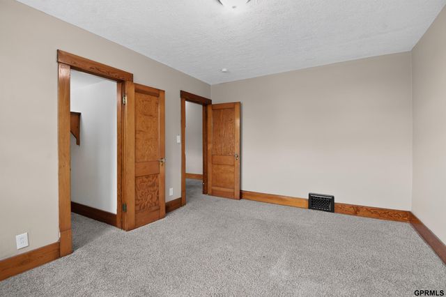 4142 S 12Th Street, Omaha, NE 68107