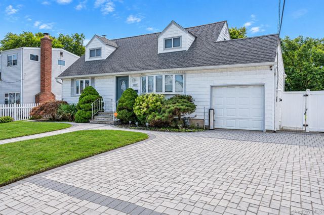 1032 N Hamilton Avenue, Lindenhurst, NY 11757