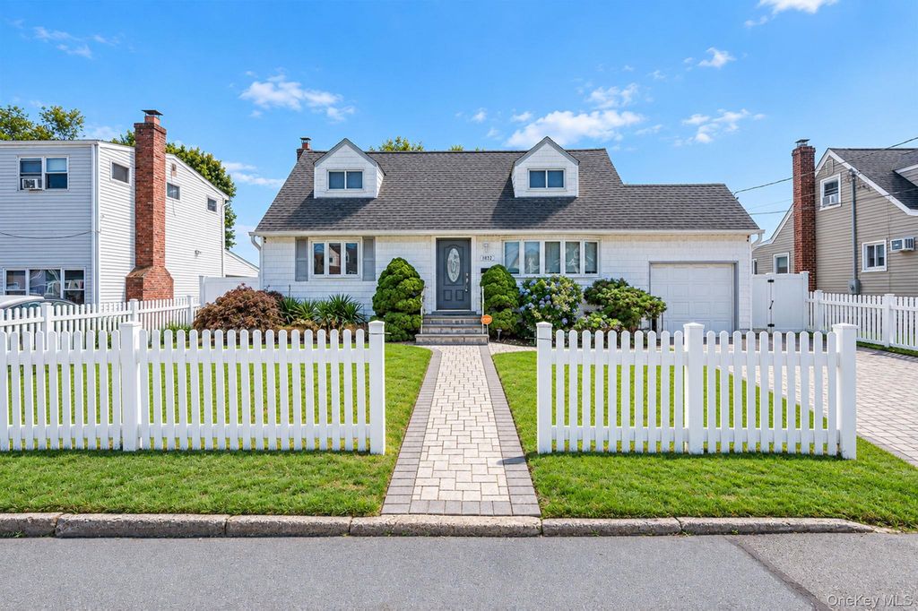 1032 N Hamilton Avenue, Lindenhurst, NY 11757 — exterior