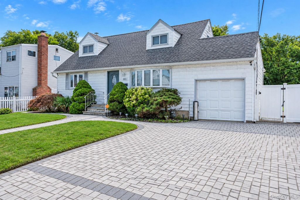 1032 N Hamilton Avenue, Lindenhurst, NY 11757 — photo 2
