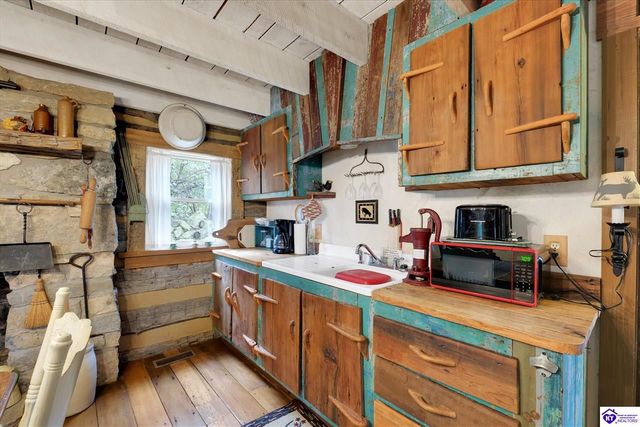 2945 N Greenbrier Rd, Madison, IN 47250