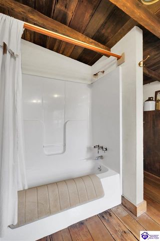 2945 N Greenbrier Rd, Madison, IN 47250