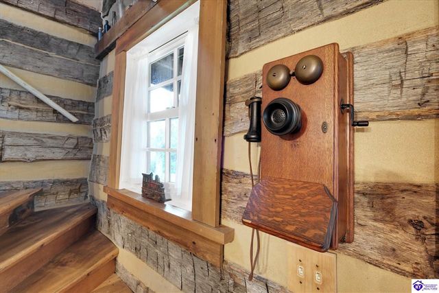 2945 N Greenbrier Rd, Madison, IN 47250