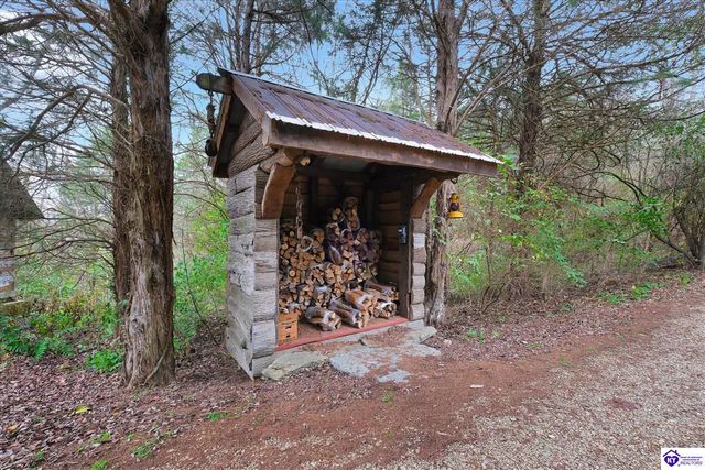 2945 N Greenbrier Rd, Madison, IN 47250