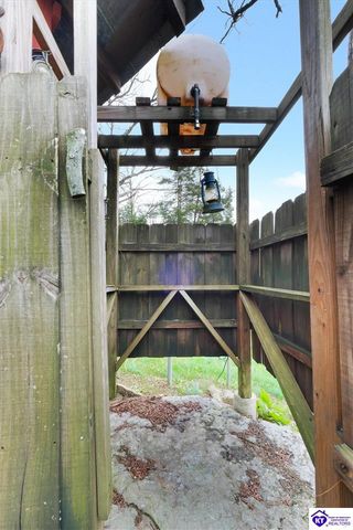 2945 N Greenbrier Rd, Madison, IN 47250