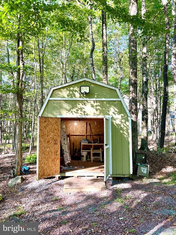 183 PONTIAC PATH, Pocono Lake, PA 18347