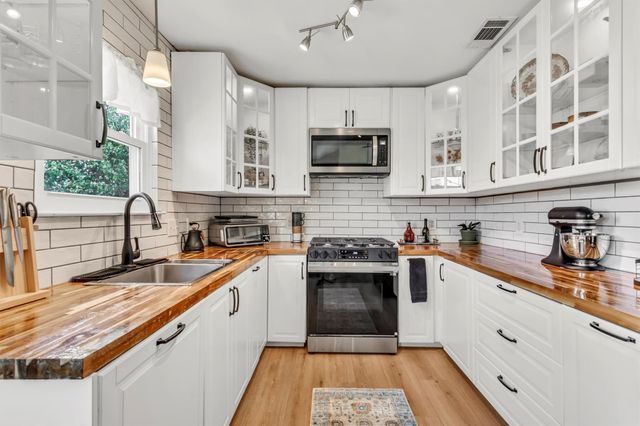 206 Quail CIR, Hutto, TX 78634