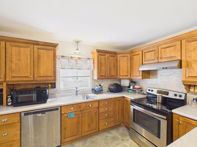 852 Clay Street, Manchester, NH 03103