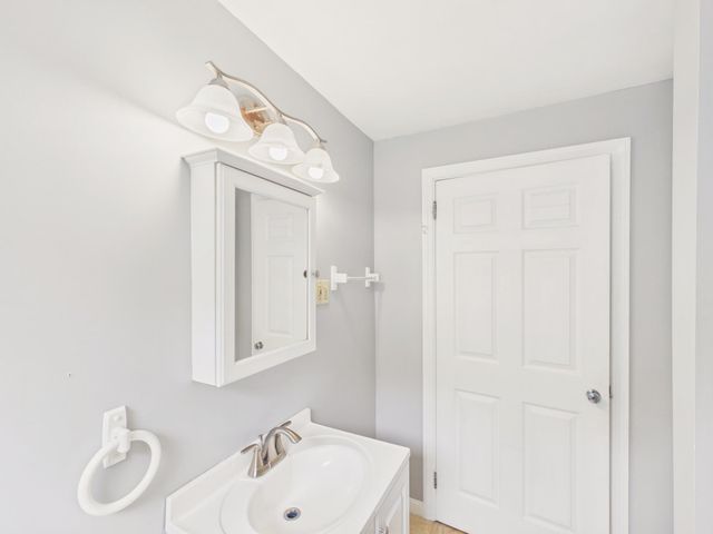 852 Clay Street, Manchester, NH 03103