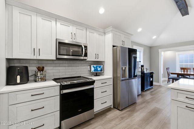 265 Bluffs Edge Dr, Mt Washington, KY 40047