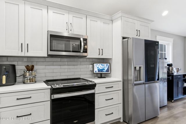 265 Bluffs Edge Dr, Mt Washington, KY 40047