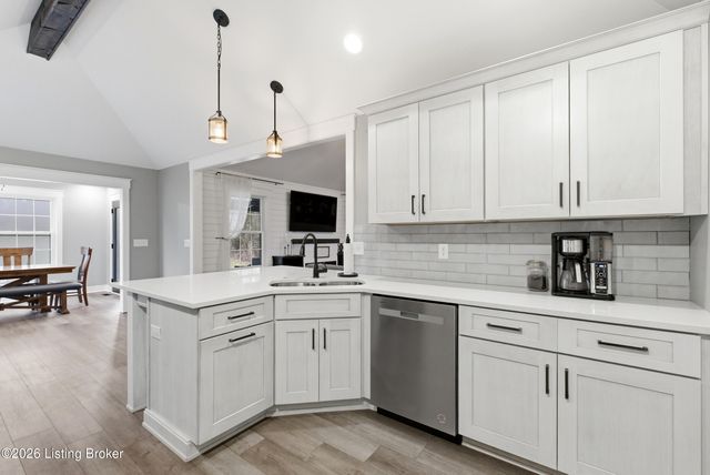 265 Bluffs Edge Dr, Mt Washington, KY 40047