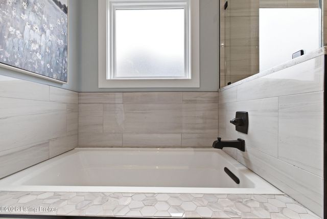 265 Bluffs Edge Dr, Mt Washington, KY 40047