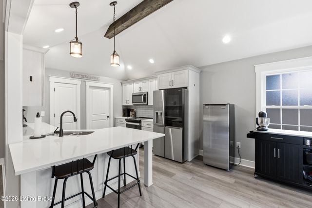 265 Bluffs Edge Dr, Mt Washington, KY 40047