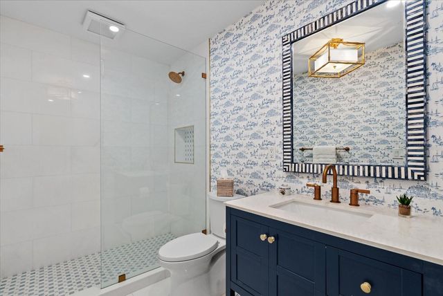 128 GOLDEN GATE POINT 202A, Sarasota, FL 34236