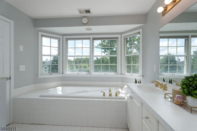 2 Aronimink Ct, Montgomery Twp., NJ 08558
