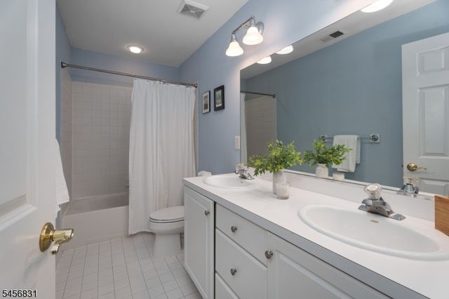 2 Aronimink Ct, Montgomery Twp., NJ 08558