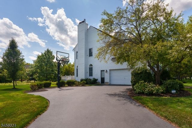 2 Aronimink Ct, Montgomery Twp., NJ 08558