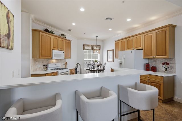 9243 Tesoro LN 103, Naples, FL 34114