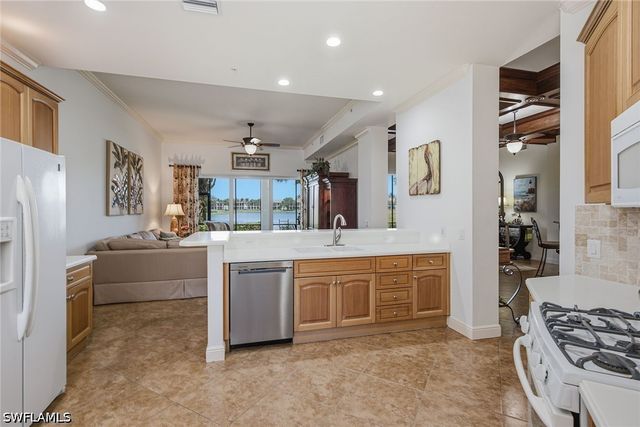 9243 Tesoro LN 103, Naples, FL 34114