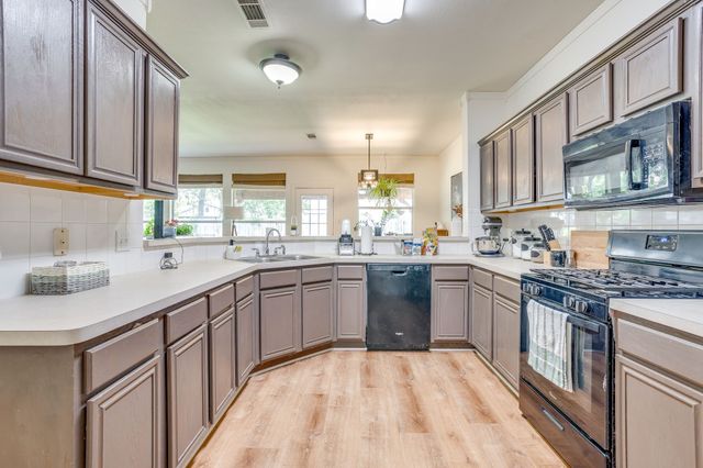 525 Oakbrook Drive, Burleson, TX 76028