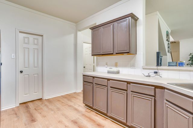 525 Oakbrook Drive, Burleson, TX 76028