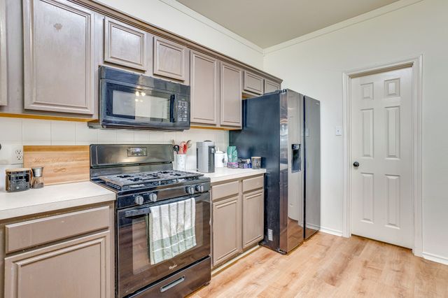 525 Oakbrook Drive, Burleson, TX 76028