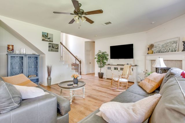 525 Oakbrook Drive, Burleson, TX 76028