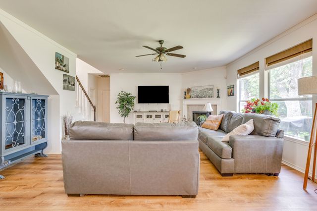 525 Oakbrook Drive, Burleson, TX 76028