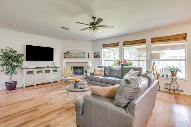 525 Oakbrook Drive, Burleson, TX 76028