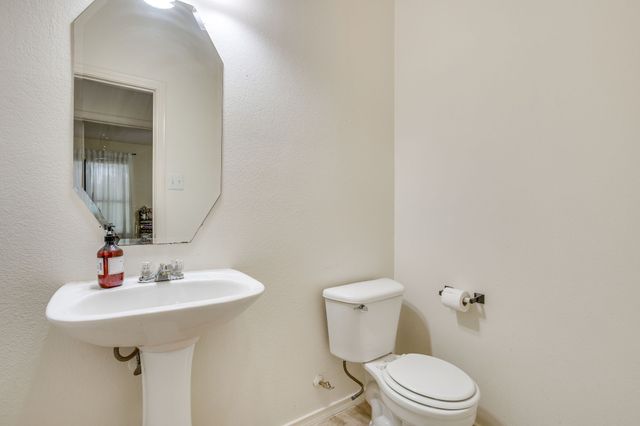 525 Oakbrook Drive, Burleson, TX 76028
