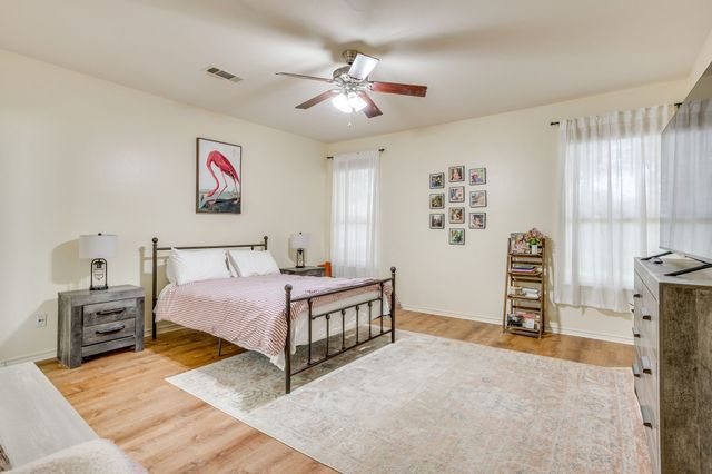 525 Oakbrook Drive, Burleson, TX 76028
