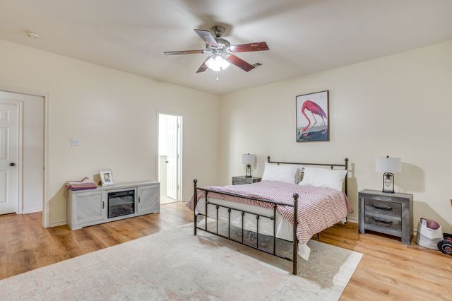 525 Oakbrook Drive, Burleson, TX 76028