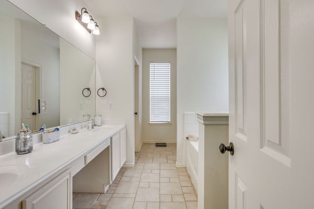 525 Oakbrook Drive, Burleson, TX 76028