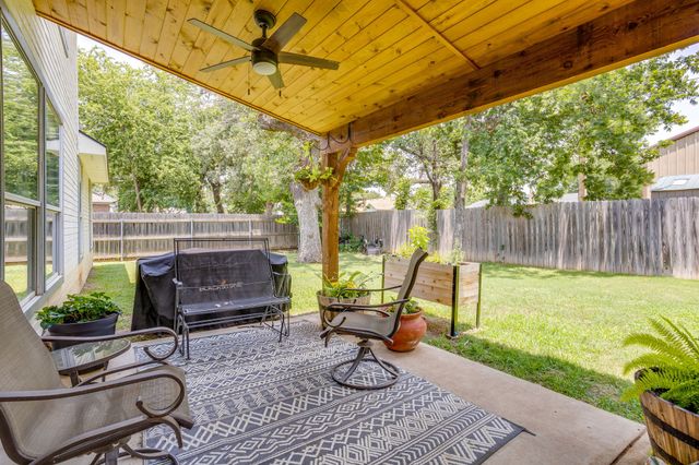 525 Oakbrook Drive, Burleson, TX 76028