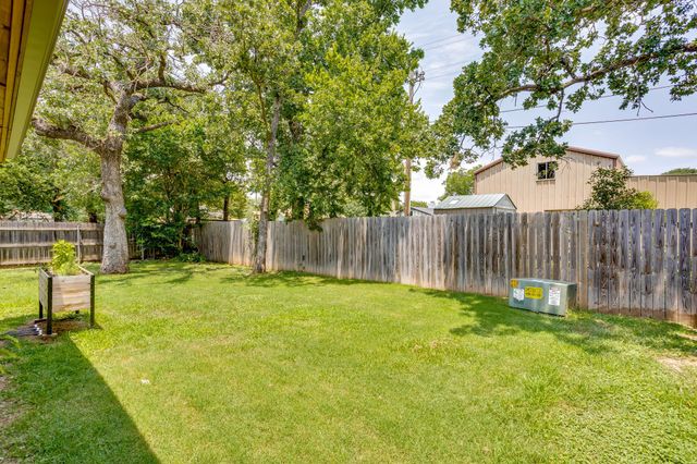 525 Oakbrook Drive, Burleson, TX 76028