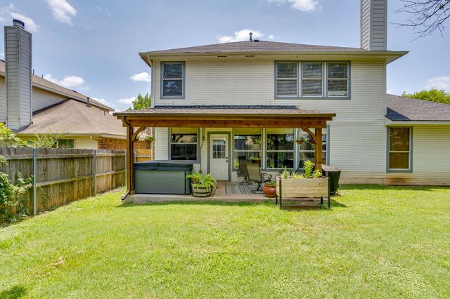 525 Oakbrook Drive, Burleson, TX 76028