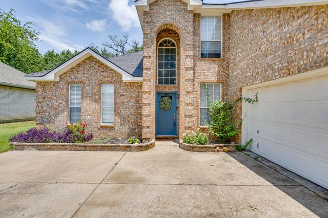 525 Oakbrook Drive, Burleson, TX 76028
