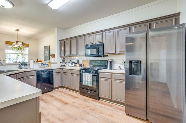 525 Oakbrook Drive, Burleson, TX 76028