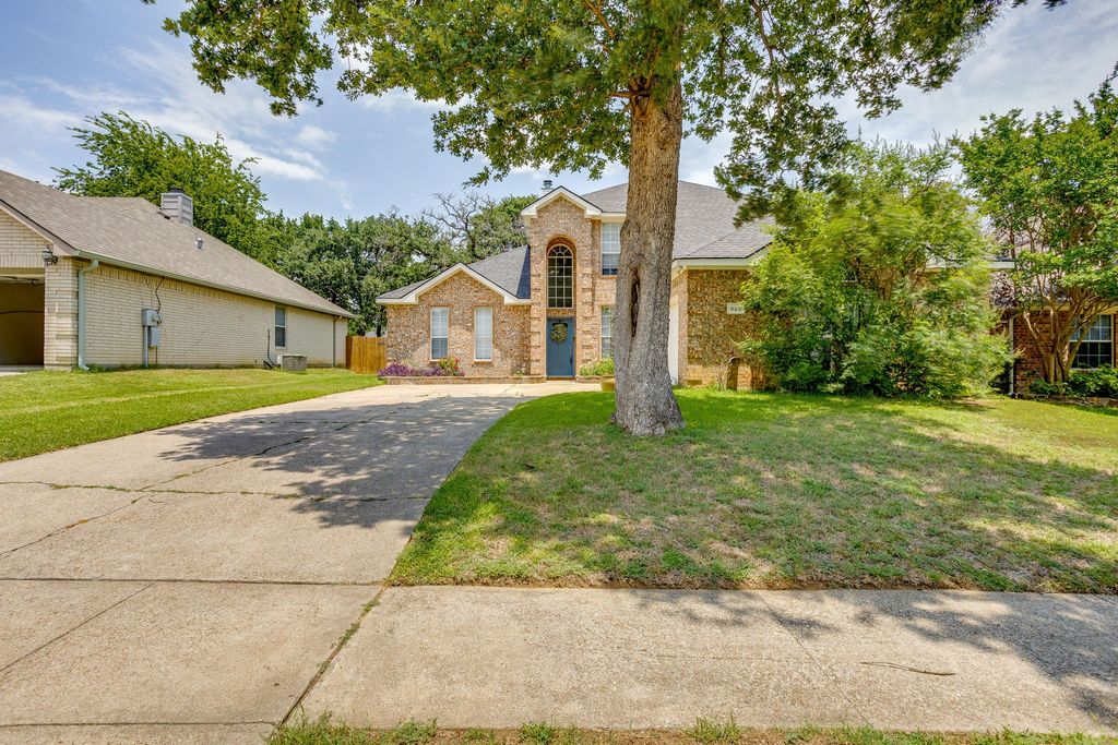 525 Oakbrook Drive, Burleson, TX 76028