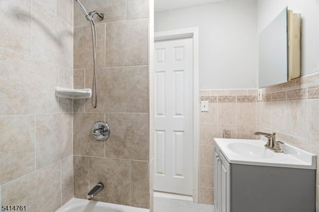 61 Holsman St, Paterson City, NJ 07522