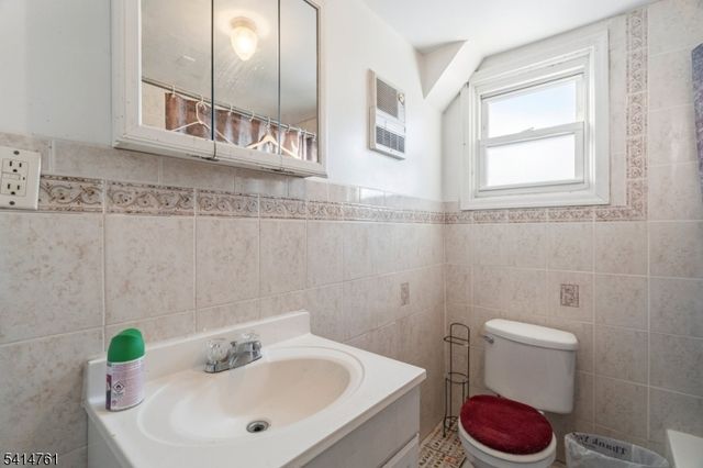 61 Holsman St, Paterson City, NJ 07522