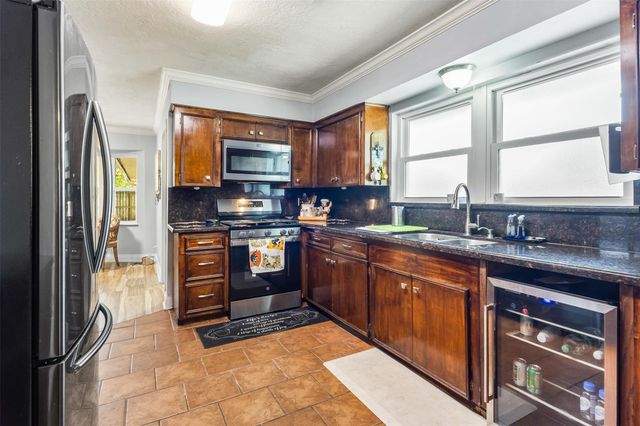 1527 17th Avenue N, Texas City, TX 77590