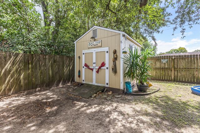 1527 17th Avenue N, Texas City, TX 77590