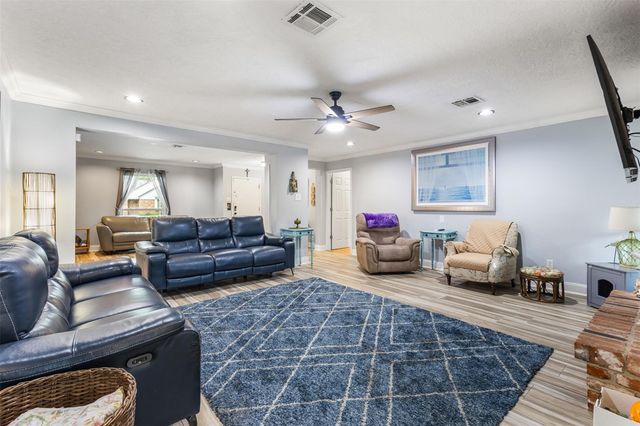 1527 17th Avenue N, Texas City, TX 77590