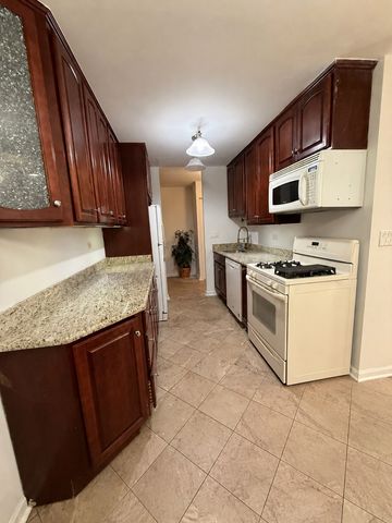 5011 Valley Lane 507, Streamwood, IL 60107