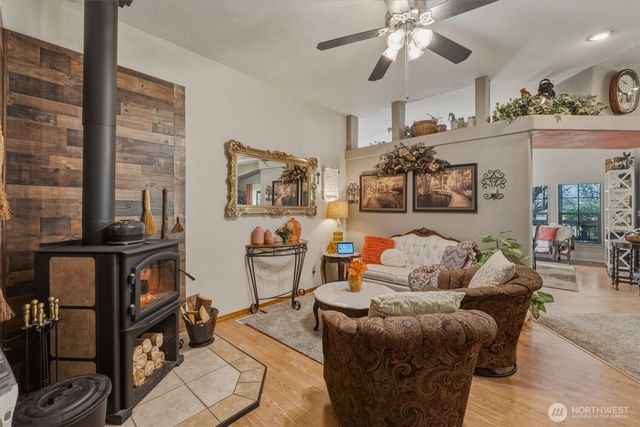 138 Twin Peaks Road, Toledo, WA 98591