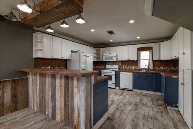 1502 Center Point Road, Weatherford, TX 76087