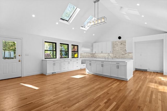 7 Garden Rd, Wellesley, MA 02481