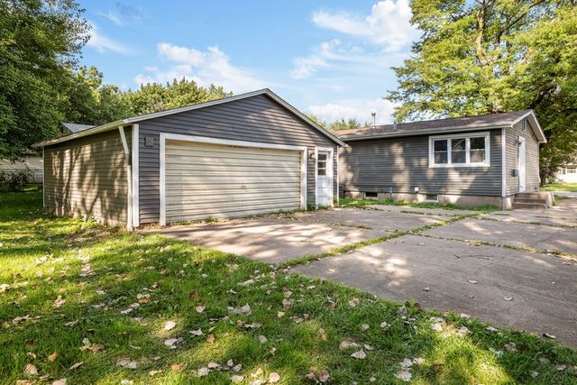 3210 N MARQUETTE Street, Davenport, IA 52806